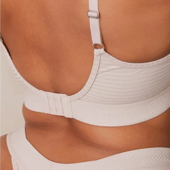 Bare bra - Picture 3 of 6